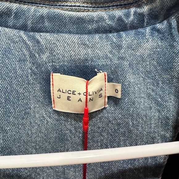 Alice + Olivia - Macey
NWT
Denim Fitted Blazer in Bay
Blue - Picture 9 of 10